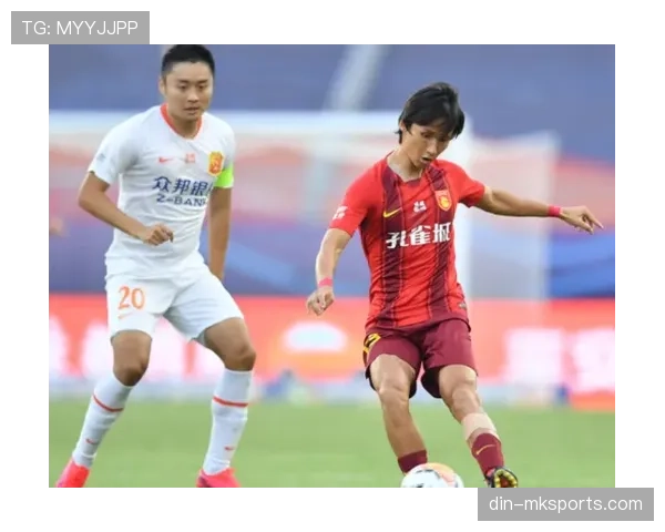 未鸣哨就发任意球，裁判为何不判重发？